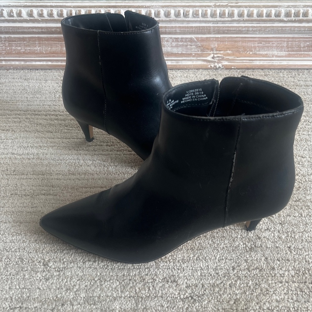 Banana Republic Black kitten heel Ankle Boots, size 6